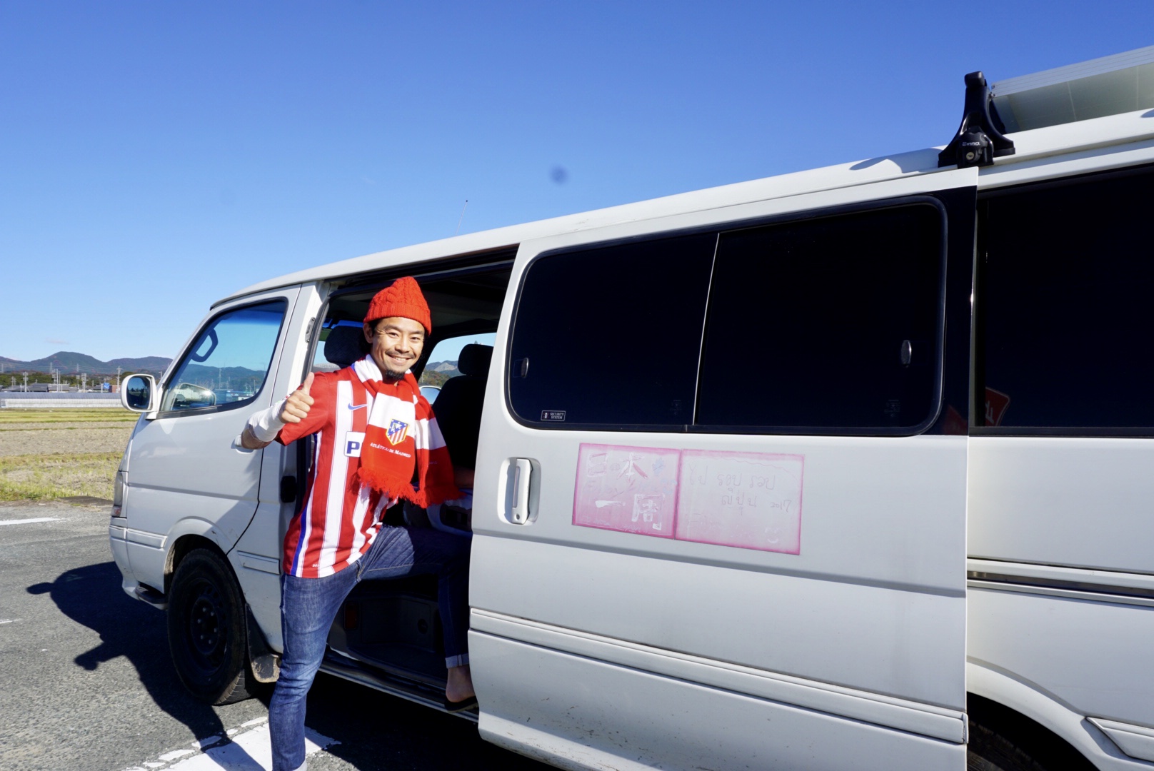 日本一周中に車の前で写る尾浦工